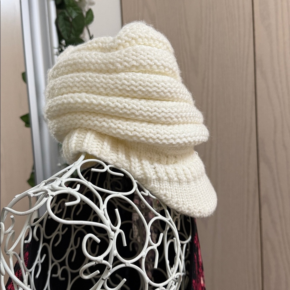 Elegant Cream Knit Women's Cap with Floral Accent - Picture 2 of 5